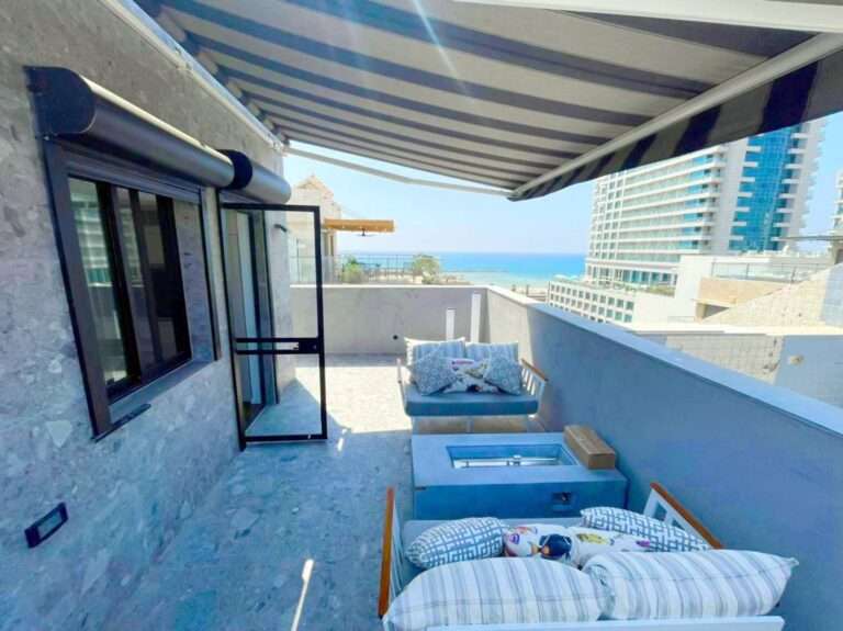 Luxury penthouse for rent near Geula Beach with sea views