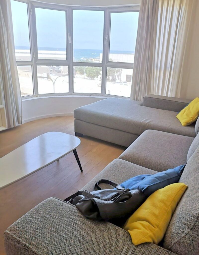 Renovated 2-room apartment in North Dizengoff, Tel Aviv, featuring sea views, bright interiors, and proximity to Metzitzim Beach and Yarkon Park.