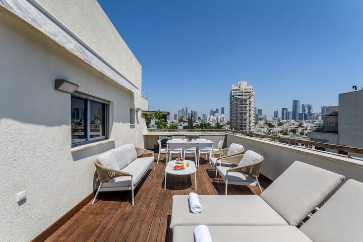 Stunning Penthouse With Private Roof and Outdoor Kitchen in Tel Aviv