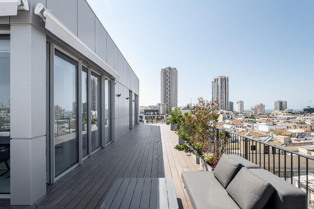 Luxury penthouse in Florentin, Tel Aviv with private roof and stunning views.