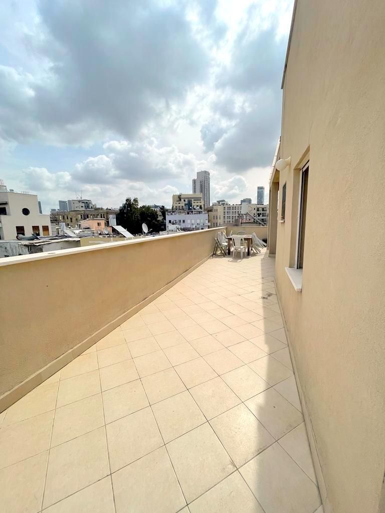 Duplex penthouse for sale near the sea in Kerem HaTeimanim, Tel Aviv. Includes rooftop views, private parking, and close proximity to the beach.