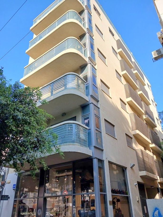 4-room duplex penthouse with a private rooftop near Hilton Beach in Tel Aviv’s Old North. Luxurious design, west-facing terrace, and excellent investment potential.