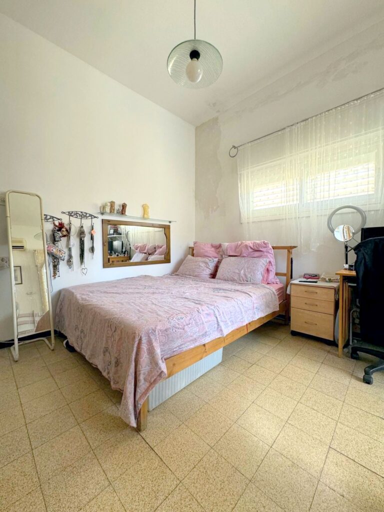 Spacious living room in a 60sqm Tel Aviv apartment