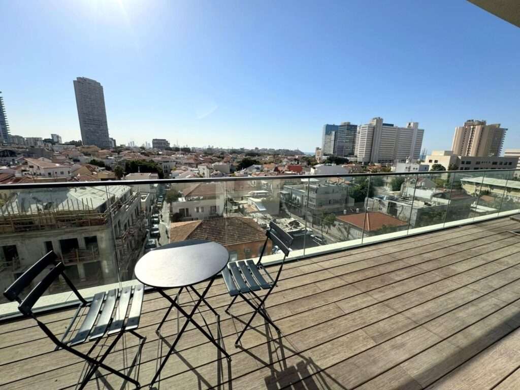 Balcony with panoramic views of Neve Tzedek in White City Tower