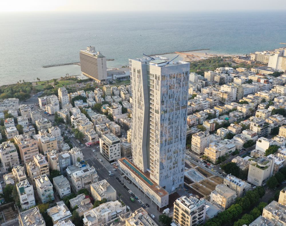 Luxury 2.5-room rental apartment in Arlozorov 17 Tower, Tel Aviv, featuring a balcony, sea views, and premium amenities.