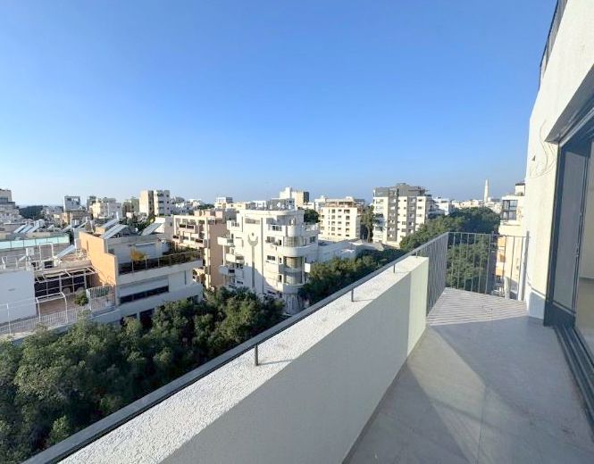 Luxury apartment for sale in Tel Aviv Old North, featuring 3 rooms, 80 sqm, a balcony, and high-end finishes.