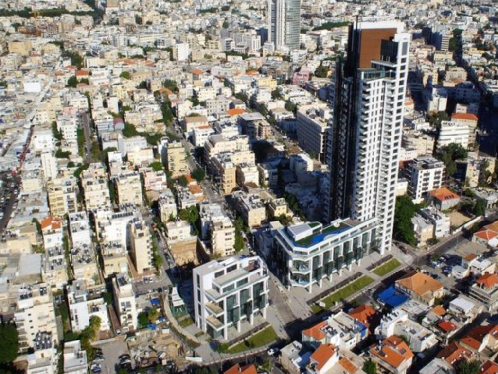 White City Tower apartment with balcony and city views in Tel Aviv