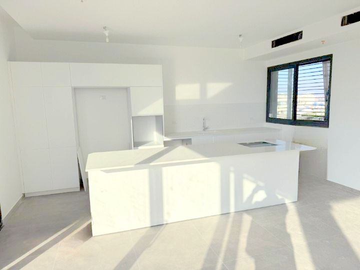 New construction flat for sale in Tel Aviv Old North, with 80 sqm of living space, a balcony, and premium finishes.