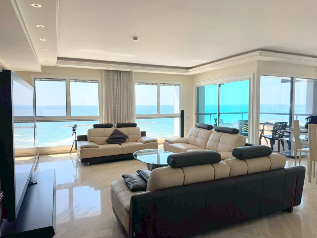 Sea view apartment for sale in Herbert Samuel Opera Tower, Tel Aviv, with high-end finishes, a spacious layout, and a balcony.