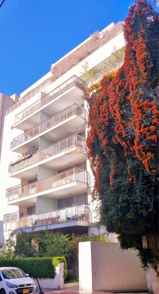 Apartment in Tel Aviv for sale with private parking and balcony