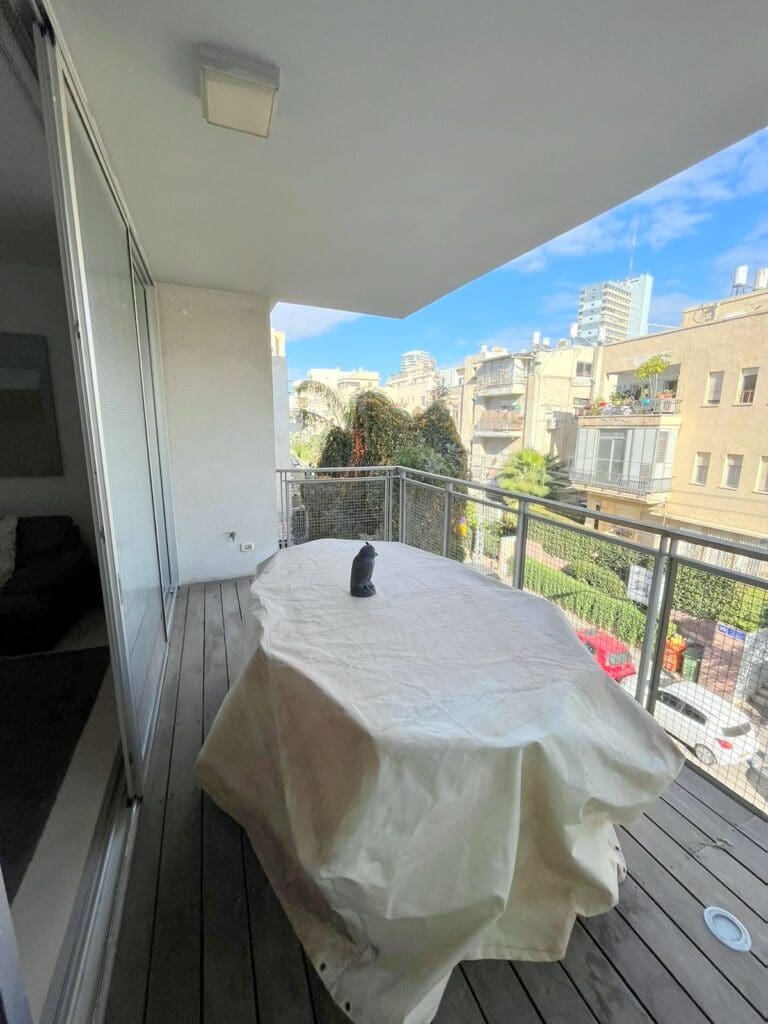 Spacious 4-room apartment for sale near the beach in Tel Aviv