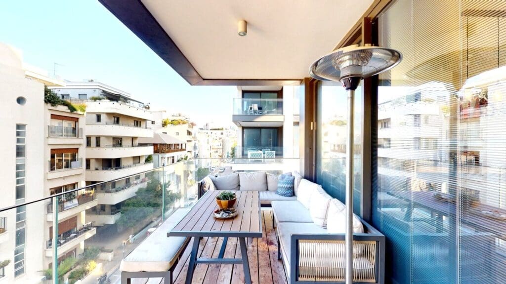 High-end apartment in a full-service Tel Aviv building near the beach