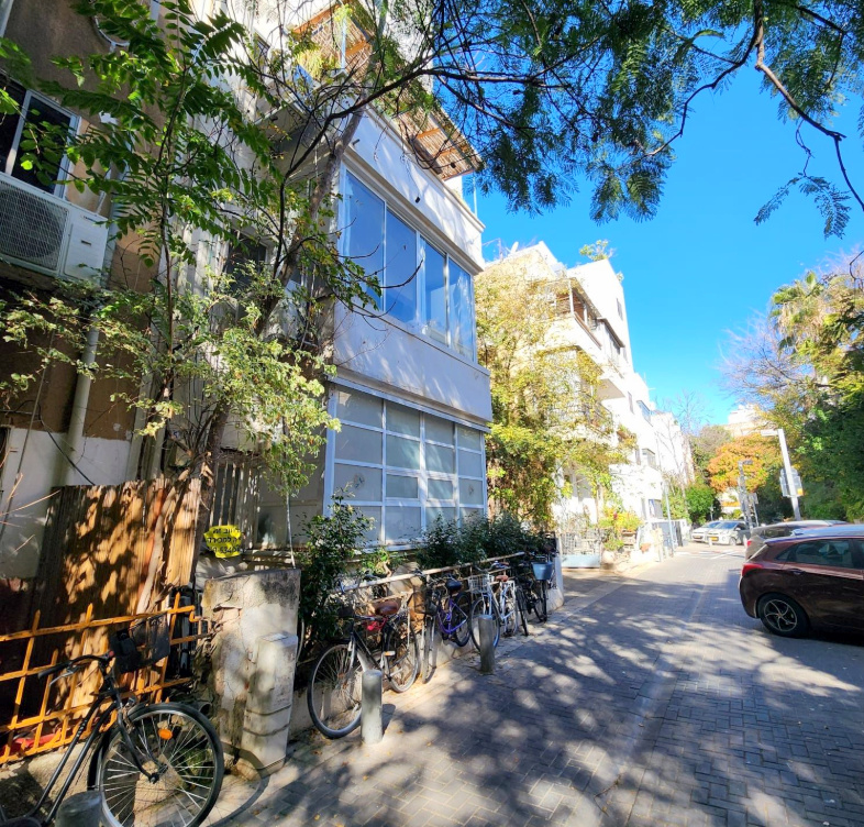 Quiet 2-room apartment for sale in Tel Aviv with high ceilings and green views