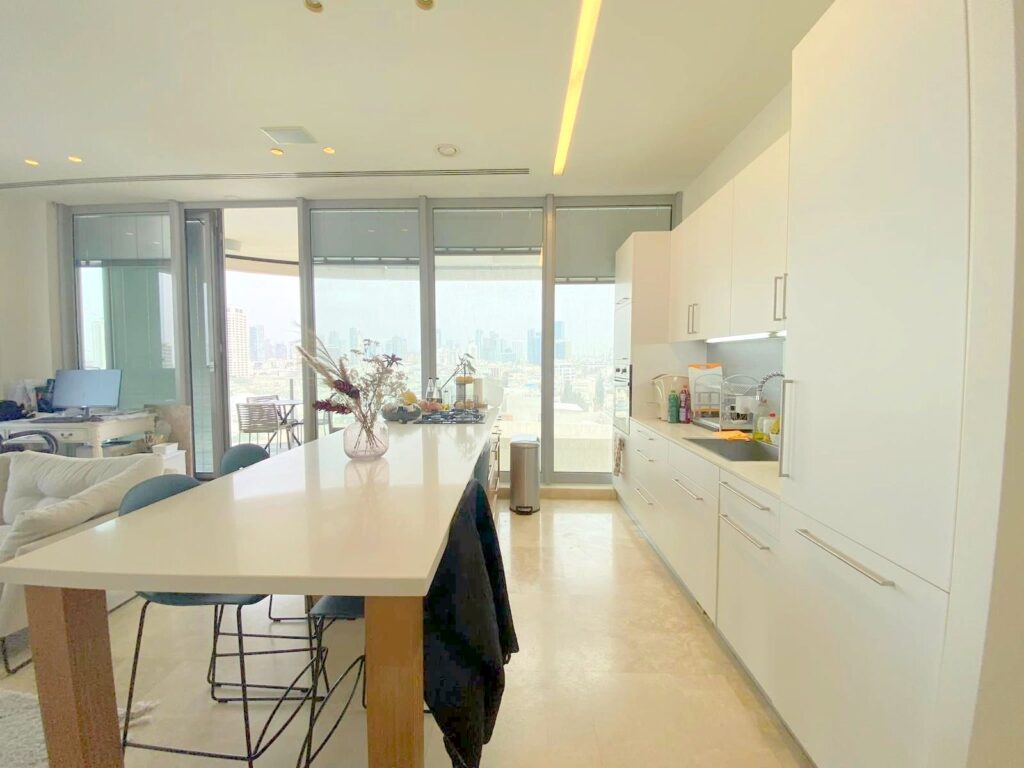 High-floor apartment with balcony overlooking the sea in Frishman Tower