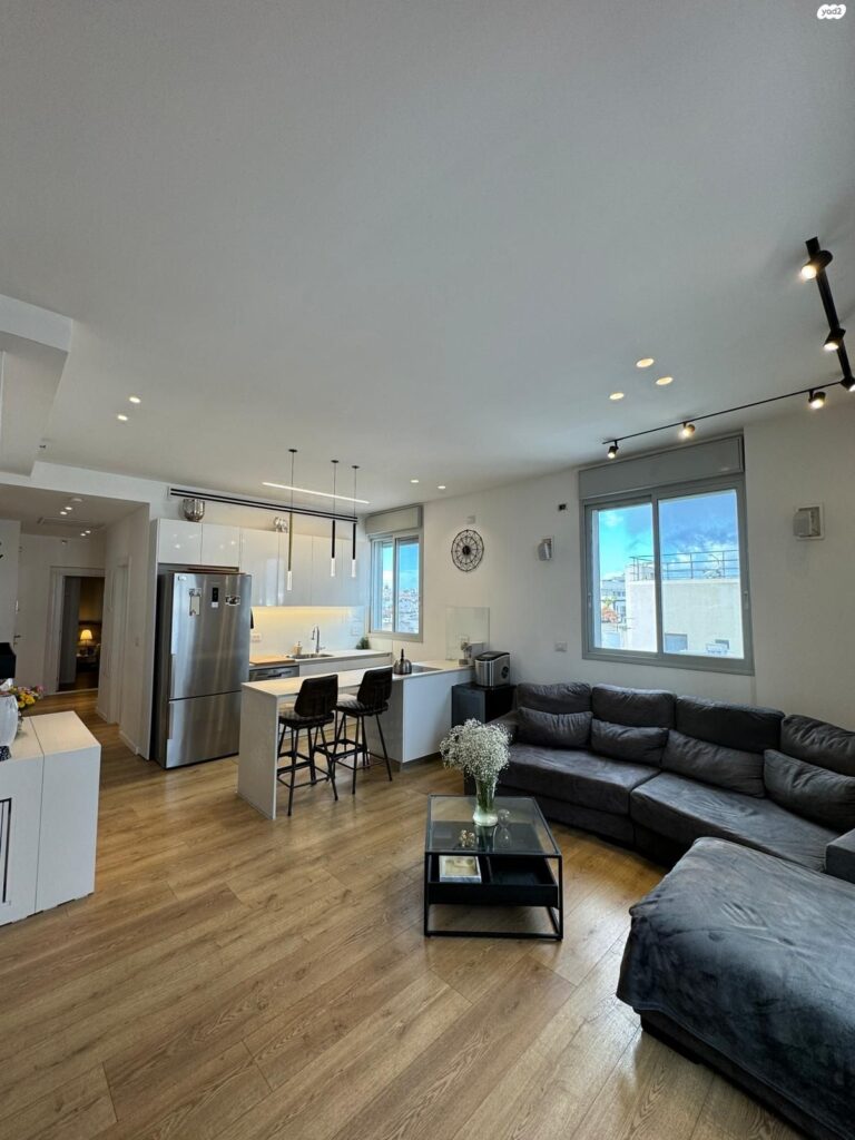 Modern open-plan living room and kitchen in Tel Aviv apartment