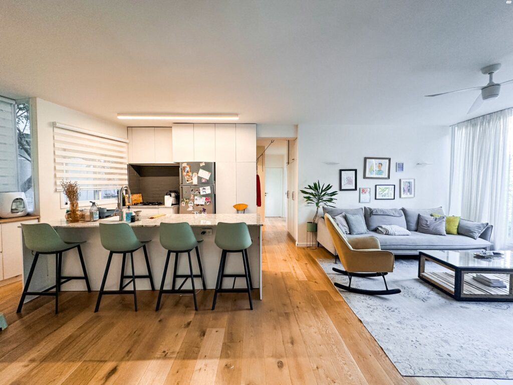 Modern open kitchen with breakfast bar in Tel Aviv apartment