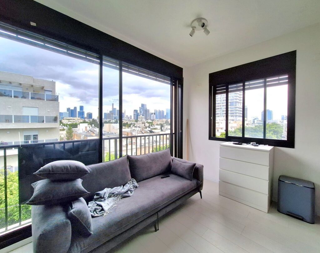 el Aviv apartment with skyline view for sale