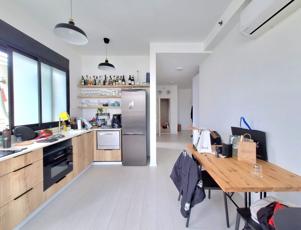 Renovated kitchen and dining area in Tel Aviv apartment