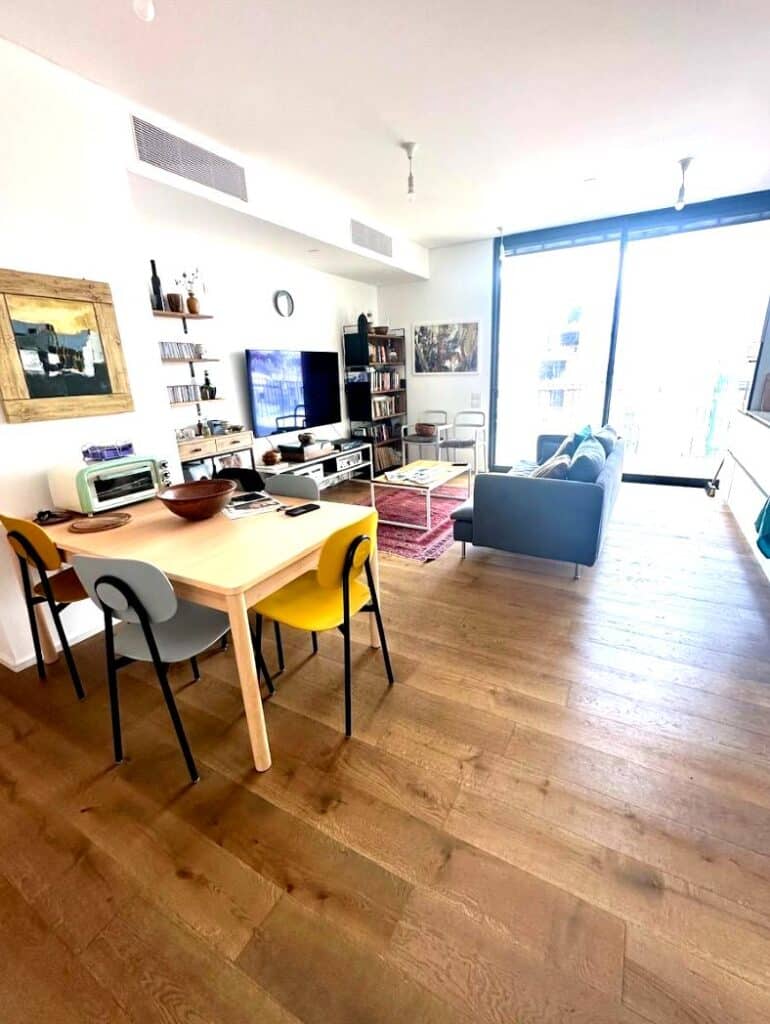 Open living and dining space with high ceilings in Tel Aviv apartment