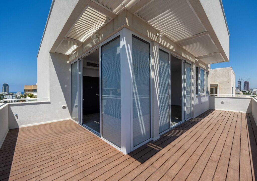Spacious rooftop terrace with sea view in Tel Aviv duplex