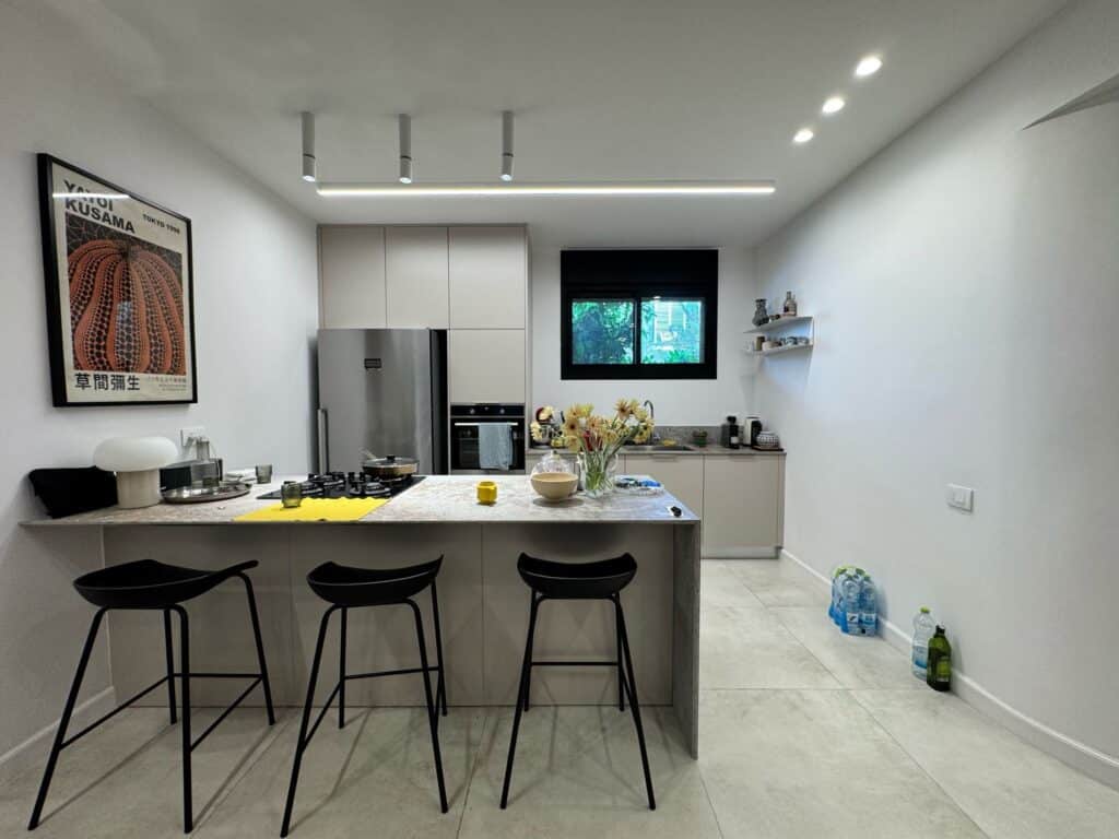 Modern open kitchen in Tel Aviv apartment with island seating