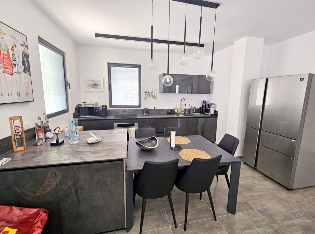 Modern kitchen in Tel Aviv rental apartment
