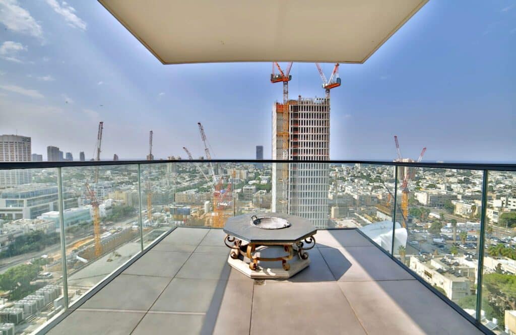balcony with open views in tel aviv