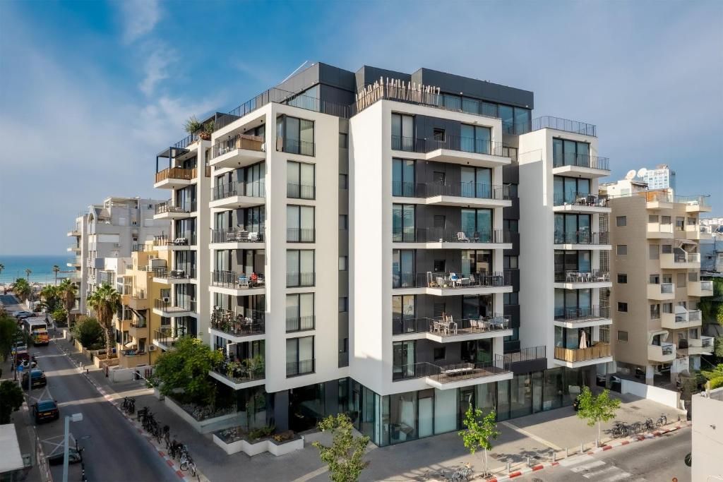 Contemporary Tel Aviv apartment building near the beach