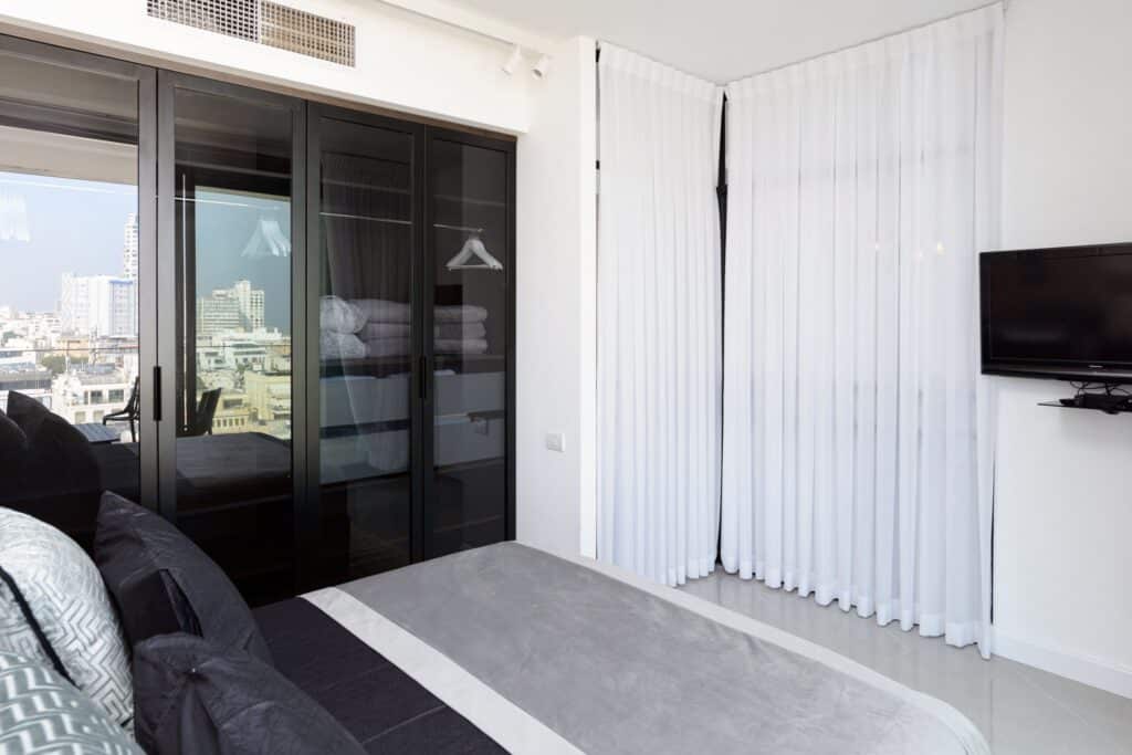 Second bedroom with city view and built-in storage in Tel Aviv rental