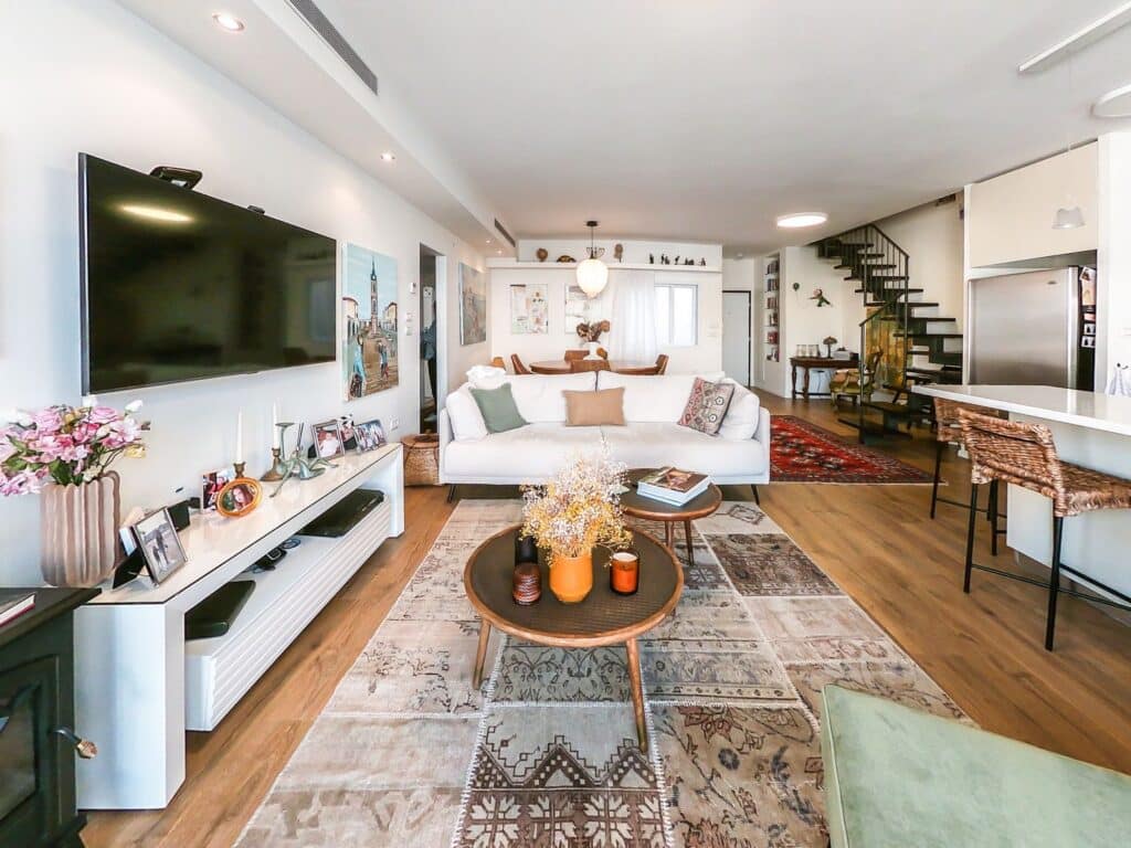 Spacious and stylish living room in Tel Aviv penthouse