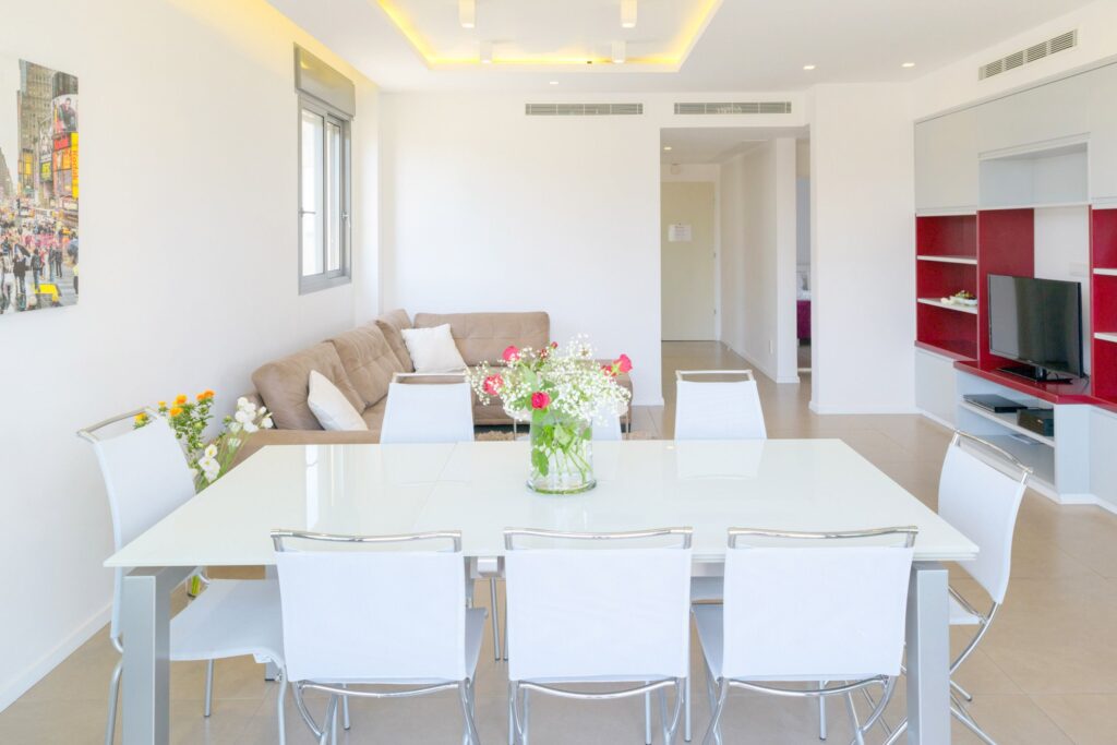 Bright open-plan living and dining area in Tel Aviv apartment
