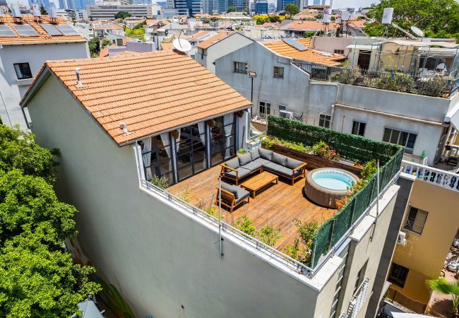 Rooftop terrace with jacuzzi in Tel Aviv short term rental