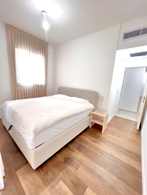 Bright and cozy bedroom in furnished apartment near Kikar Hamedina