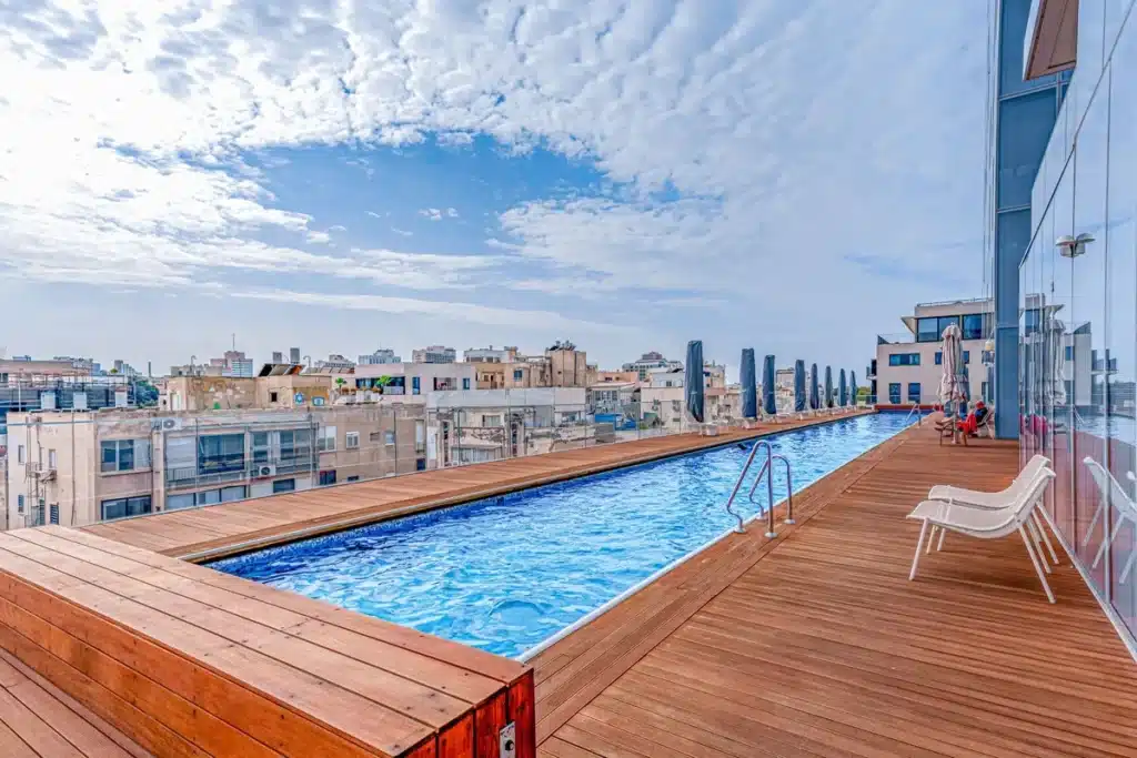 pool at arlozorov 17 tower